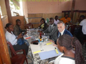 FORMATION EN MICROFINANCE : moment de detente au moment du repas